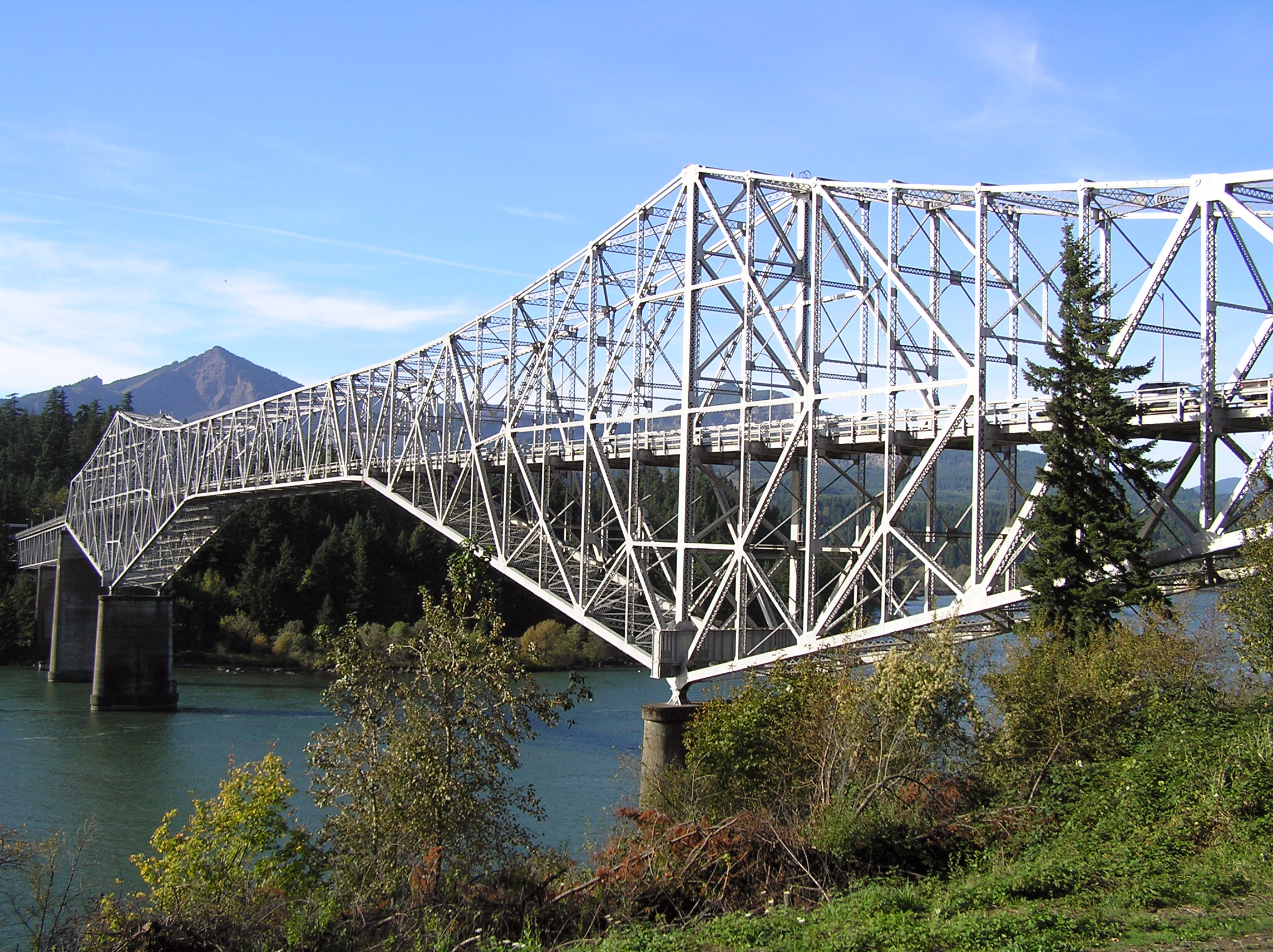 Bridge of the Gods spanning the Columbia River on a clear day