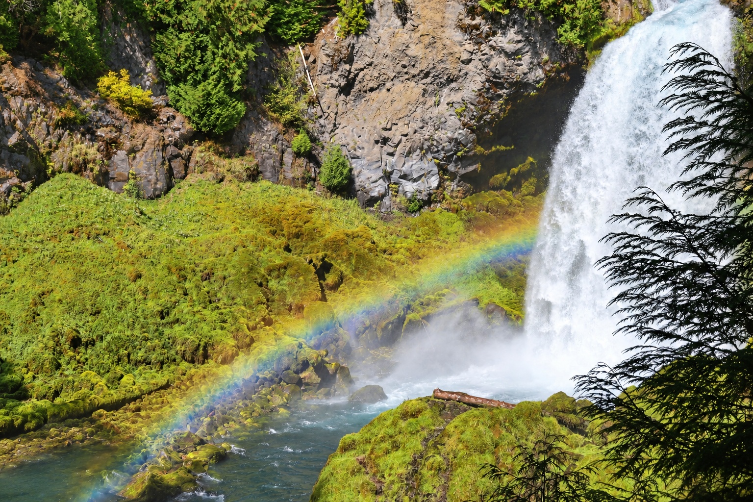 A clear view of Sahalie Falls and a rainbow in the mist